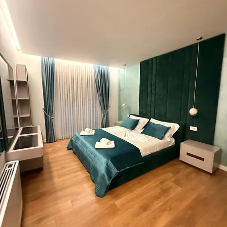 22 Luxury Free Parking 티라나